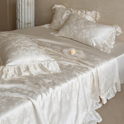 Luxuriöse Satin-Bettwäsche-Garnitur mit floraler Jacquardstruktur, Volant und seidigem Finish