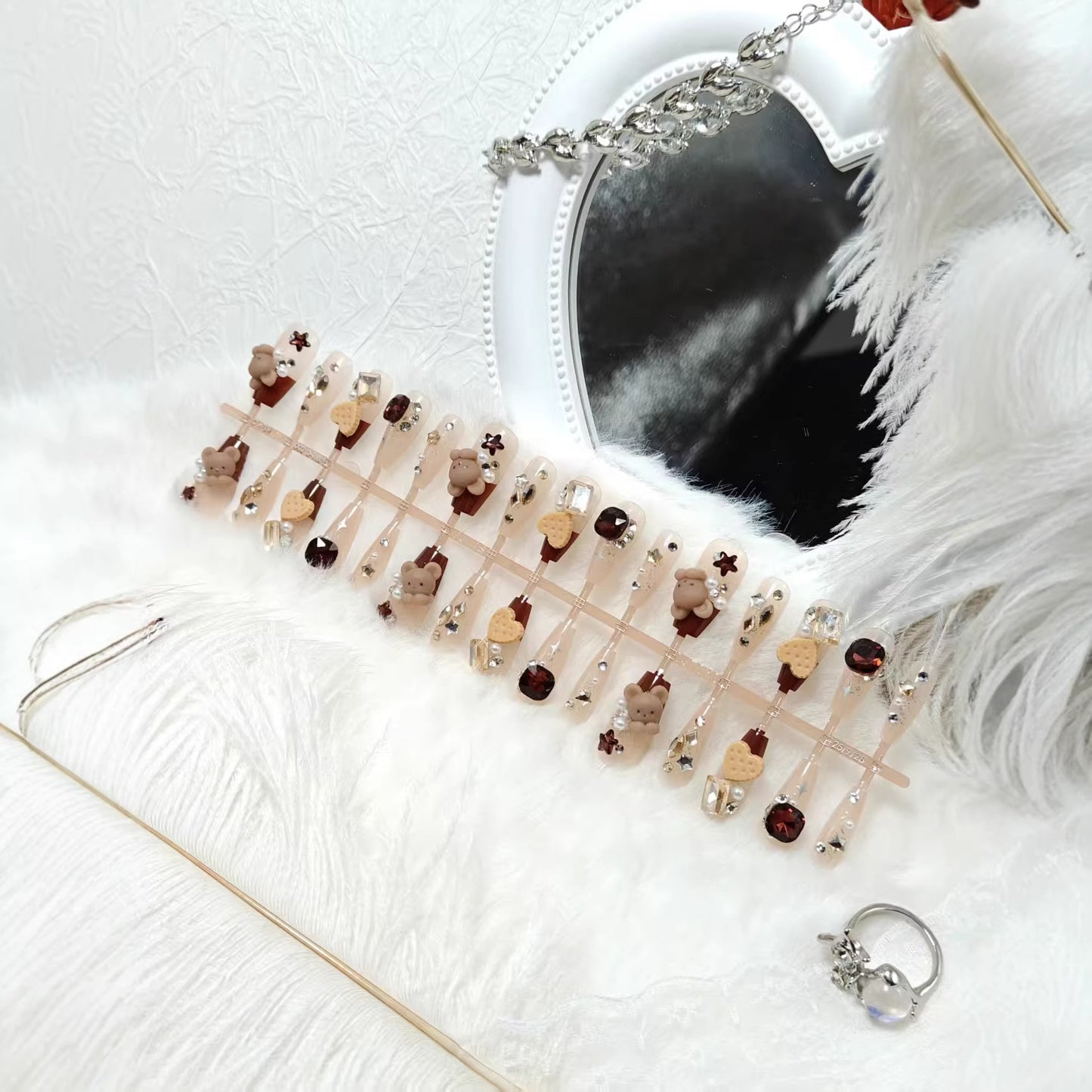 Kreative Kunstnägel mit Tierischen Motiven und Glitzerakzenten Brehn