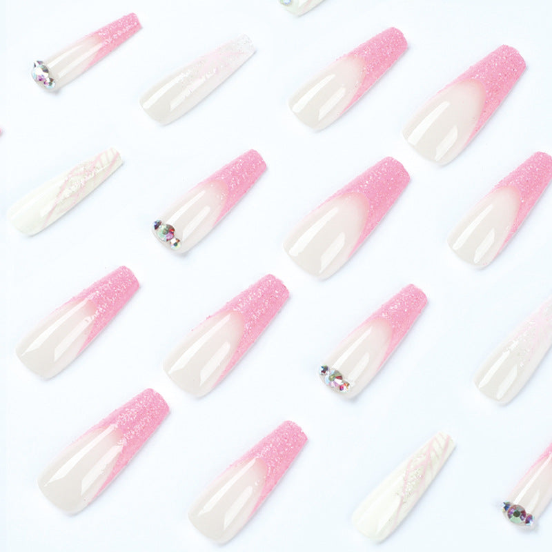 Kunstvolle Stiletto-Nägel mit Glitzer- und Schneeflockendesign Brehn