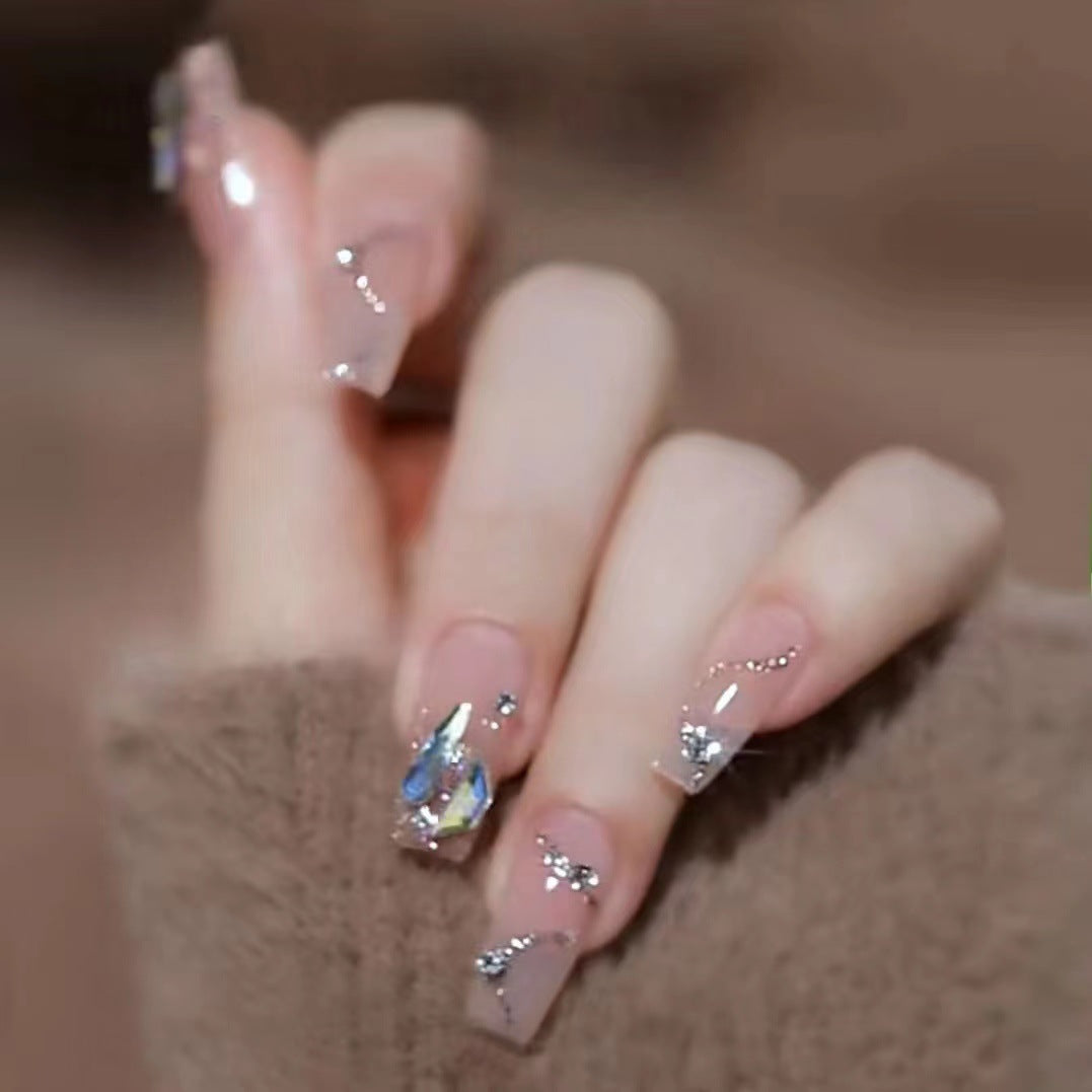Glamouröse Kunstnägel mit Glitzerakzenten Brehn
