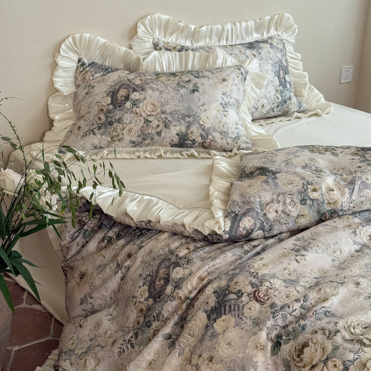 Romantisches Satin-Bettwäscheset mit floraler Jacquardoptik und gerafftem Volant