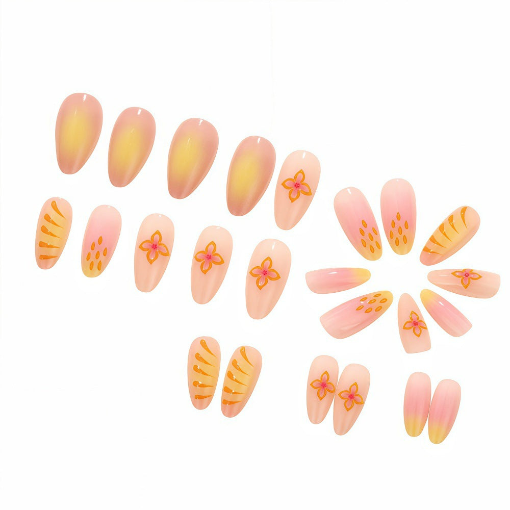 Kunstvolle Nagelspitzen mit floralen Motiven Brehn
