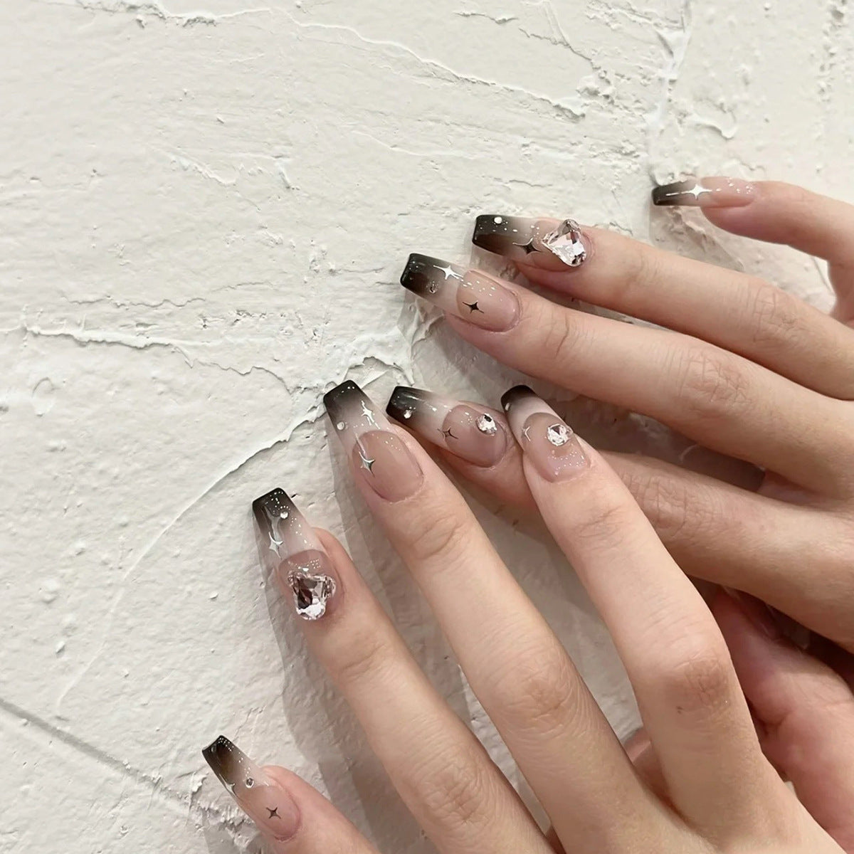 Künstliche Nagelverlängerungen mit elegantem Ombre-Design und Glitzerakzenten Brehn
