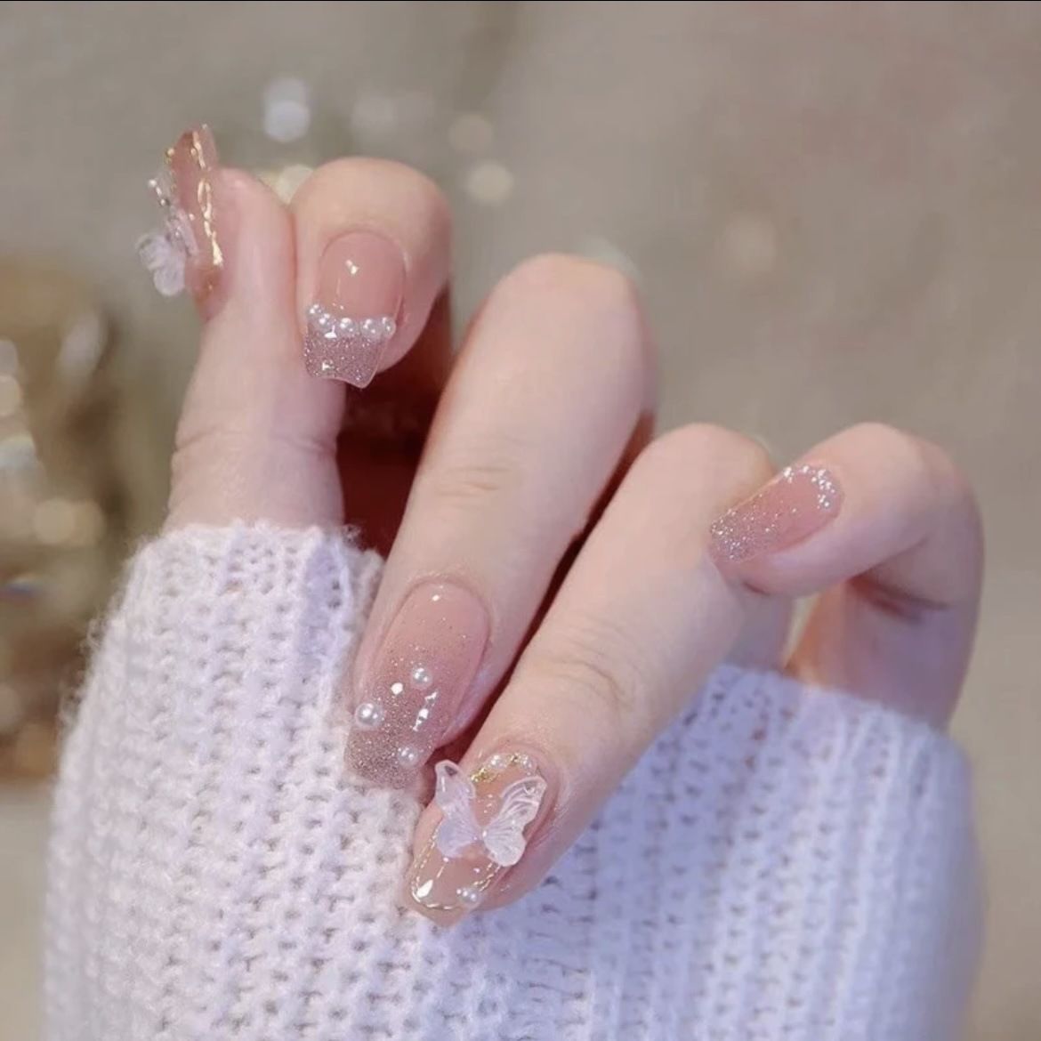 Kunstvolle Nagelkunst mit Glitzer- und Blumenapplikationen Brehn