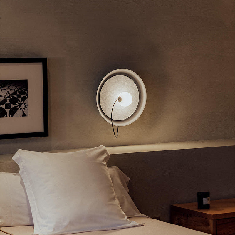 Moderne Wandlampe mit Stoffhintergrund und sanftem Licht