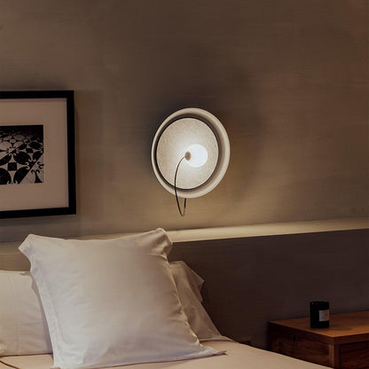 Moderne Wandlampe mit Stoffhintergrund und sanftem Licht