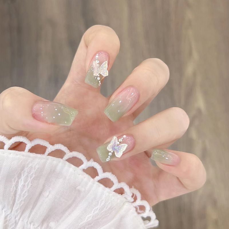 Künstliche Kunstfingernägel mit Elegantem Ombre-Design und Schmuckakzenten Brehn