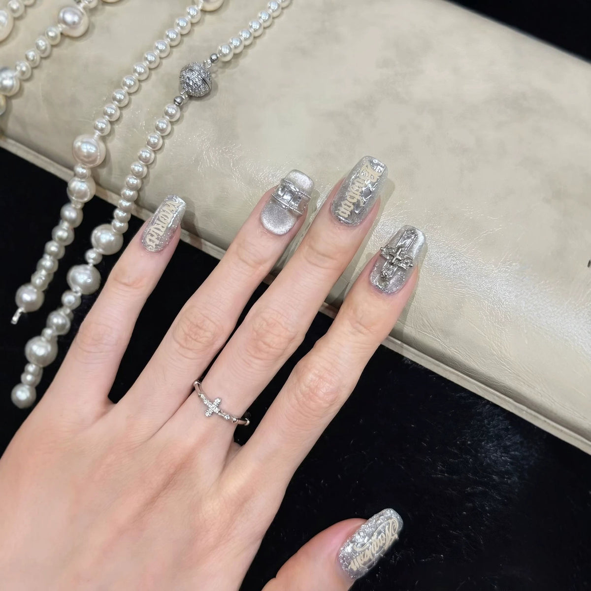Metallic Press-On Nagelset mit dekorativen silbernen Akzenten Brehn