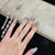 Metallic Press-On Nagelset mit dekorativen silbernen Akzenten Brehn