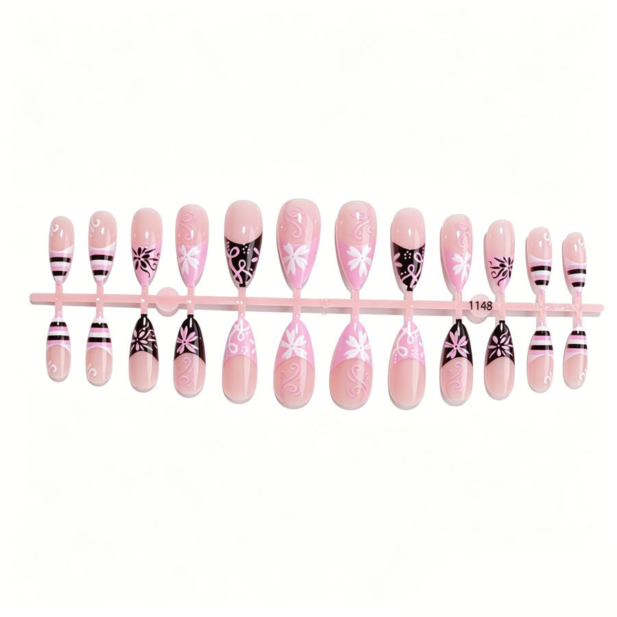Kunstnagelset mit dekorativen blütenartigen und geometrischen Designs Brehn