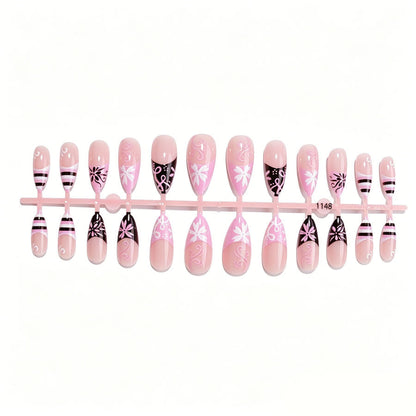 Kunstnagelset mit dekorativen blütenartigen und geometrischen Designs Brehn