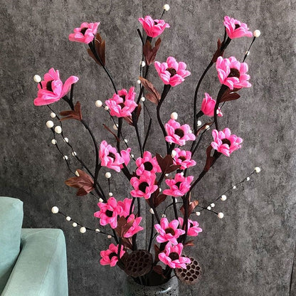 Lebensechte dekorative Blumenarrangement