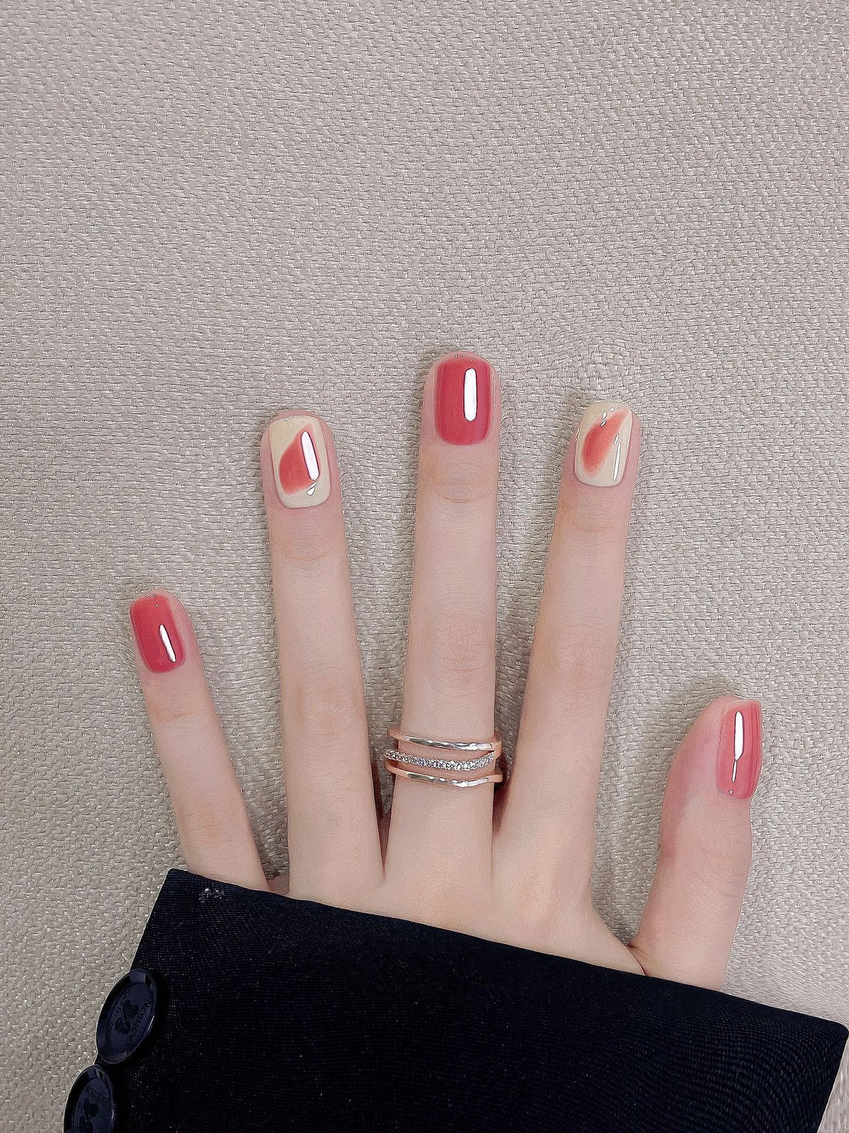 Dekorativer Press-On Nagelset mit künstlerischem Finish