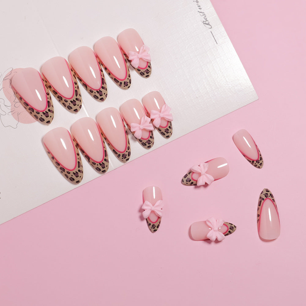 Künstlerische Stiletto Press-On Nägel mit Schleifenakzenten Brehn