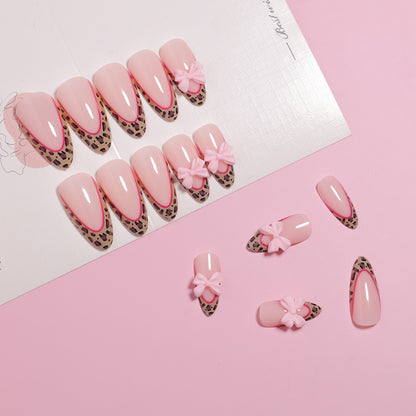 Künstlerische Stiletto Press-On Nägel mit Schleifenakzenten Brehn