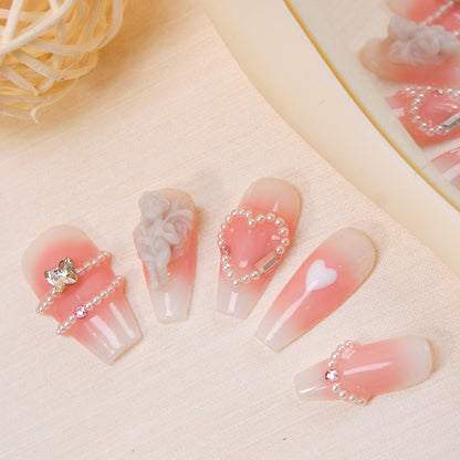 Kunstnagelset mit eleganten Perlenschmuck und romantischen Designs Brehn