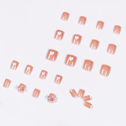 Nagelkunst mit Herz- und Schmetterlingsmotiven Brehn