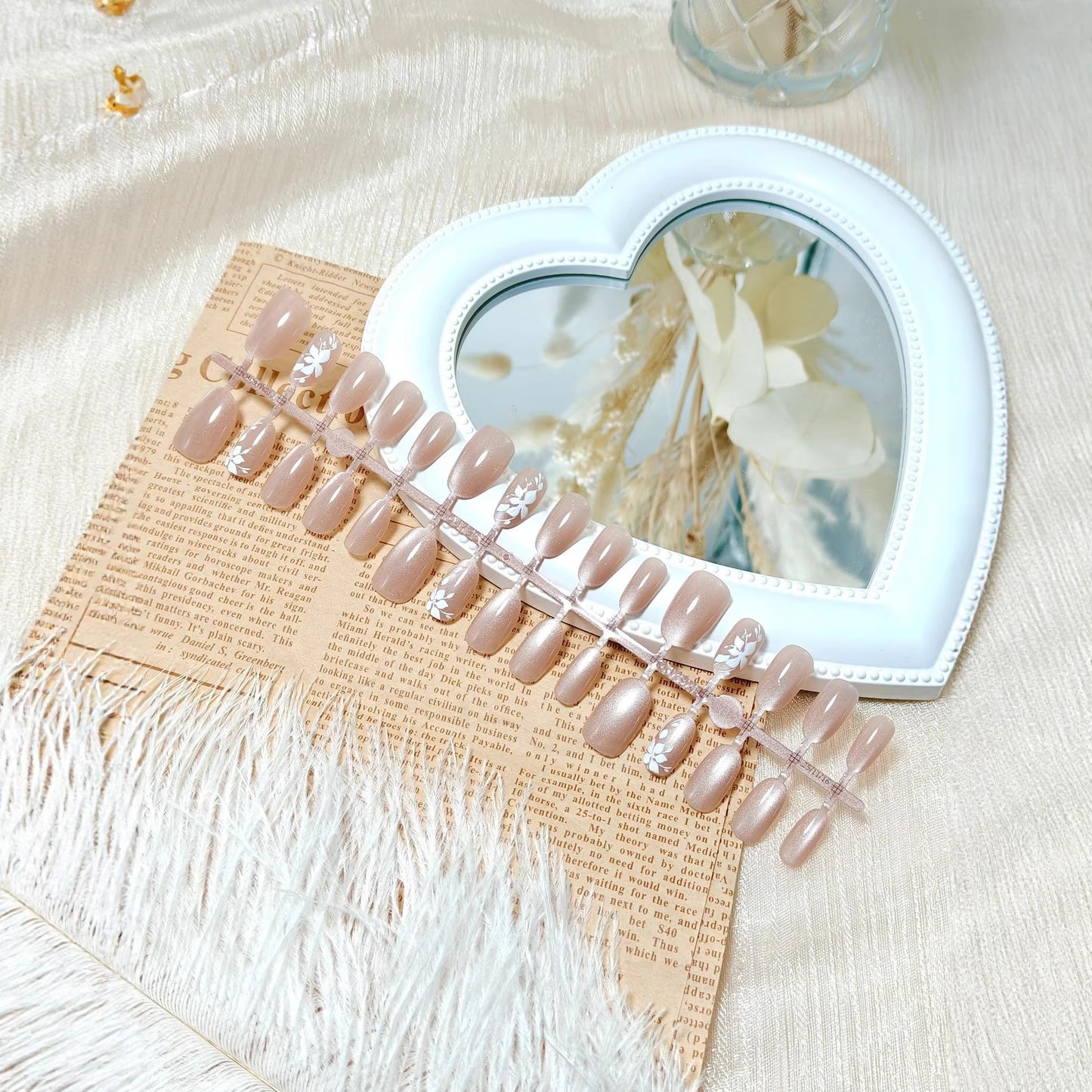 Kunstnägel mit niedlichem Weihnachtsdesign und glamourösen Akzenten Brehn