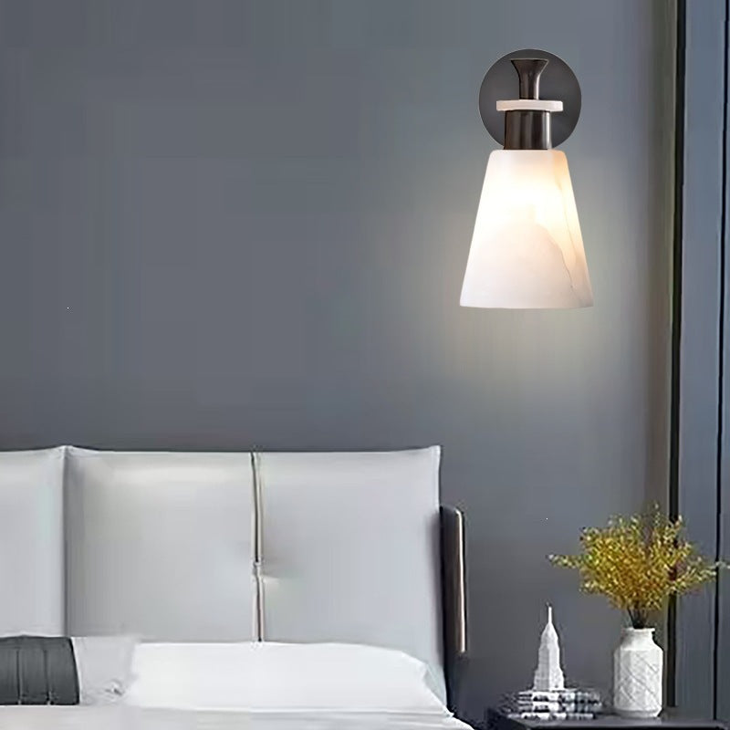 Elegante Wandleuchte mit gefrostetem Alabaster-Schirm
