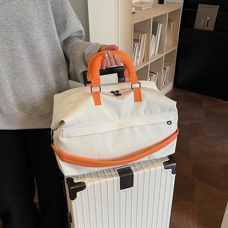 Sportliche Reisetasche Aus Strapazierfähigem Material mit Ergonomischen Griffen Brehn