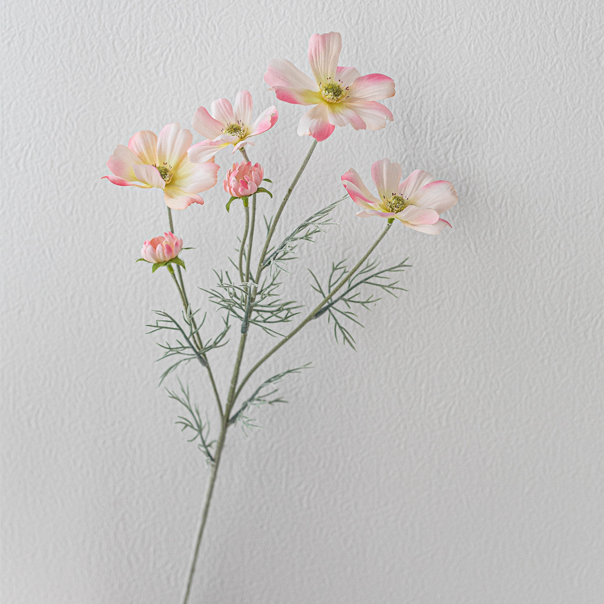 Lebensechte Buttercup-Blumenstängel
