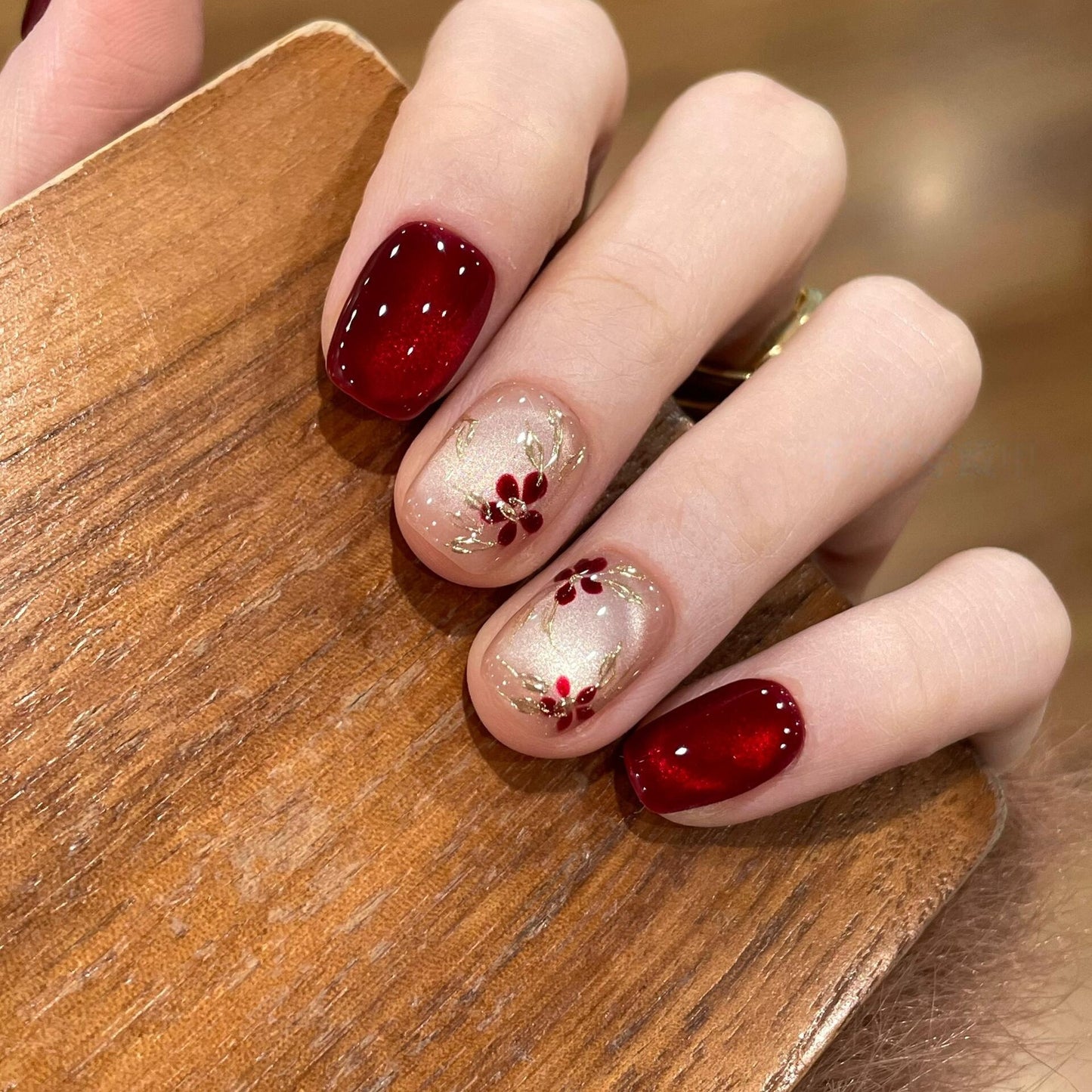 Kunstnägel mit Eleganten Floral- und Glitzermotiven Brehn