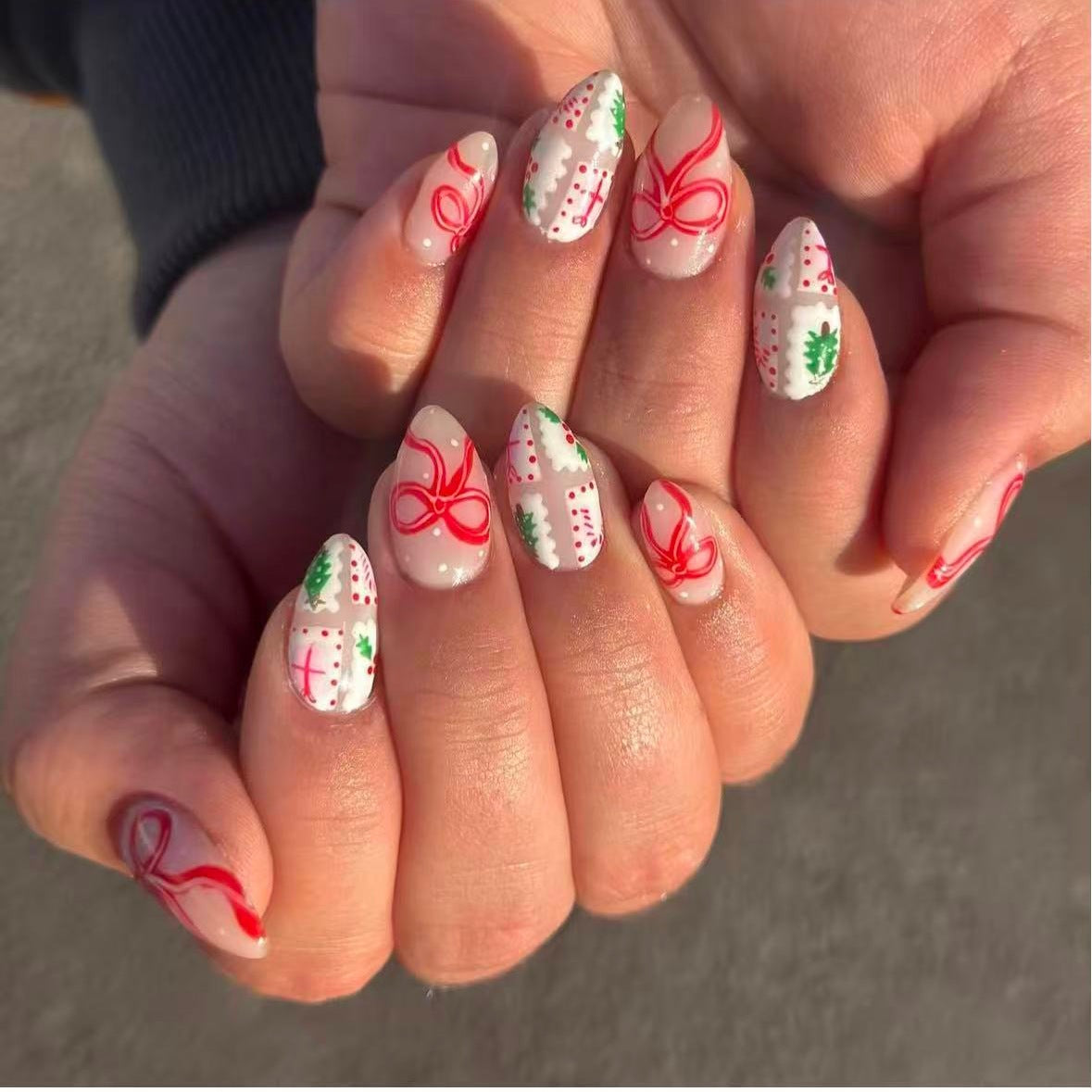 Kunstnagelset mit festlichen Geschenk- und Schleifenmotiven Brehn