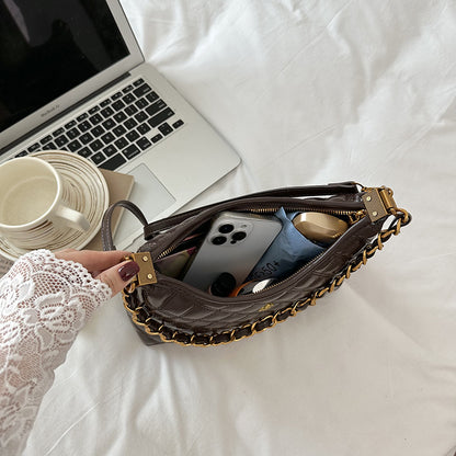 Gepolsterte Schultertasche mit Kettenakzent