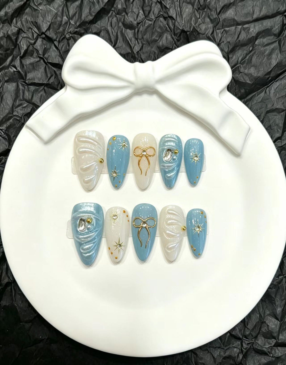Dekoratives Press-On Nagelkunst-Set mit floralen und verspielten Designs
