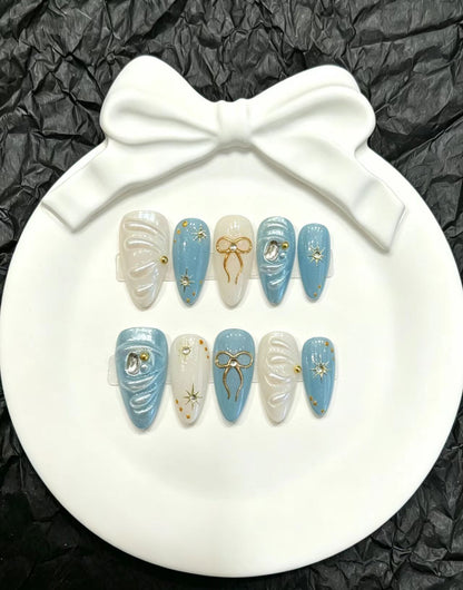 Dekoratives Press-On Nagelkunst-Set mit floralen und verspielten Designs