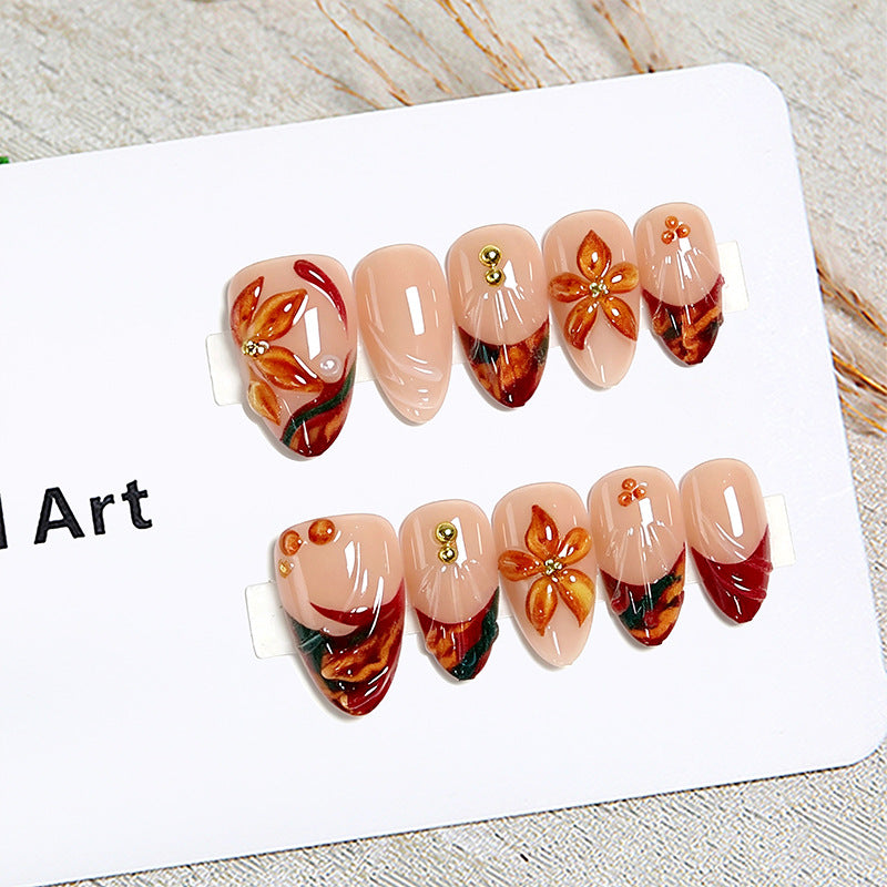 Kunstvolle Nageltips mit floralen Details Brehn