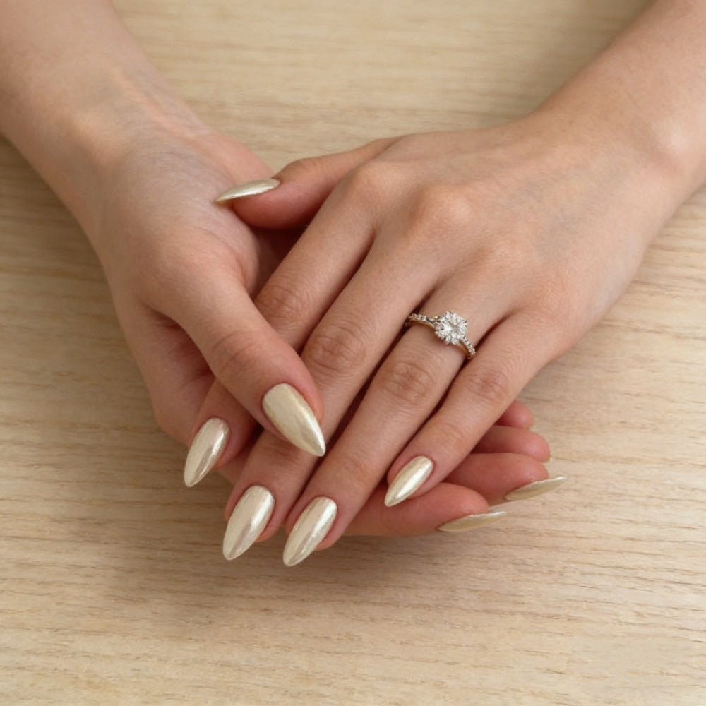 Elegante Kunstnägel Im Schimmernden Metallic-Look Brehn