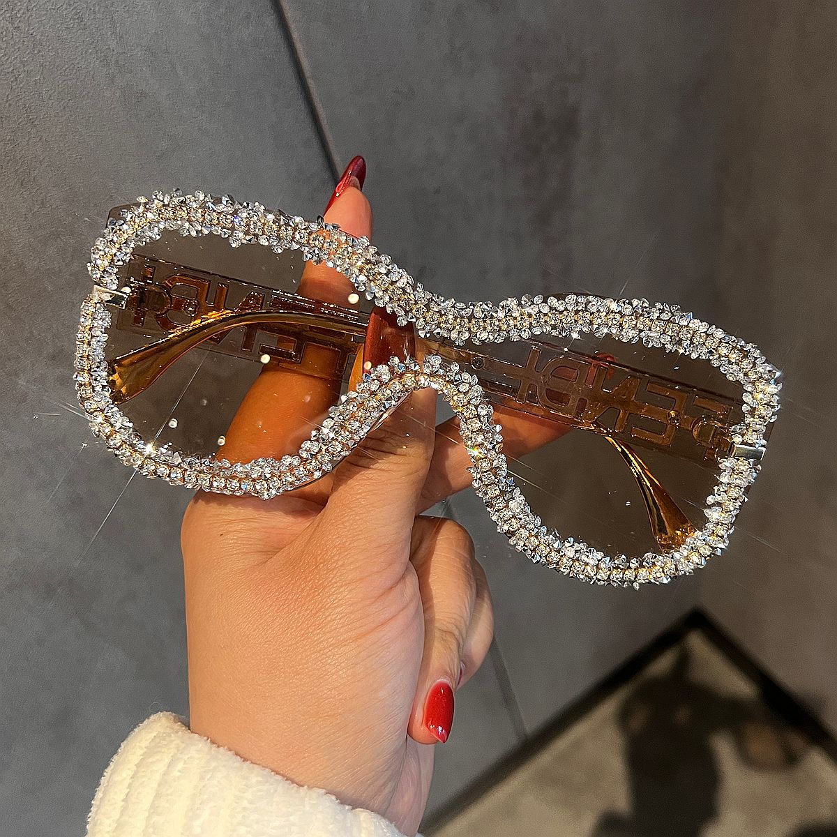 Damen Glamouröse Sonnenbrille mit auffälligem Kristallrahmen Brehn