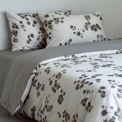 Baumwollsatin-Bettwäsche-Garnitur mit aquarelliertem Blumenprint und kontrastierter Einfassung