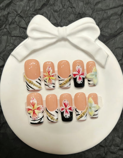 Künstlerisches Presse-Nagelset mit floralem und Zebra-Muster