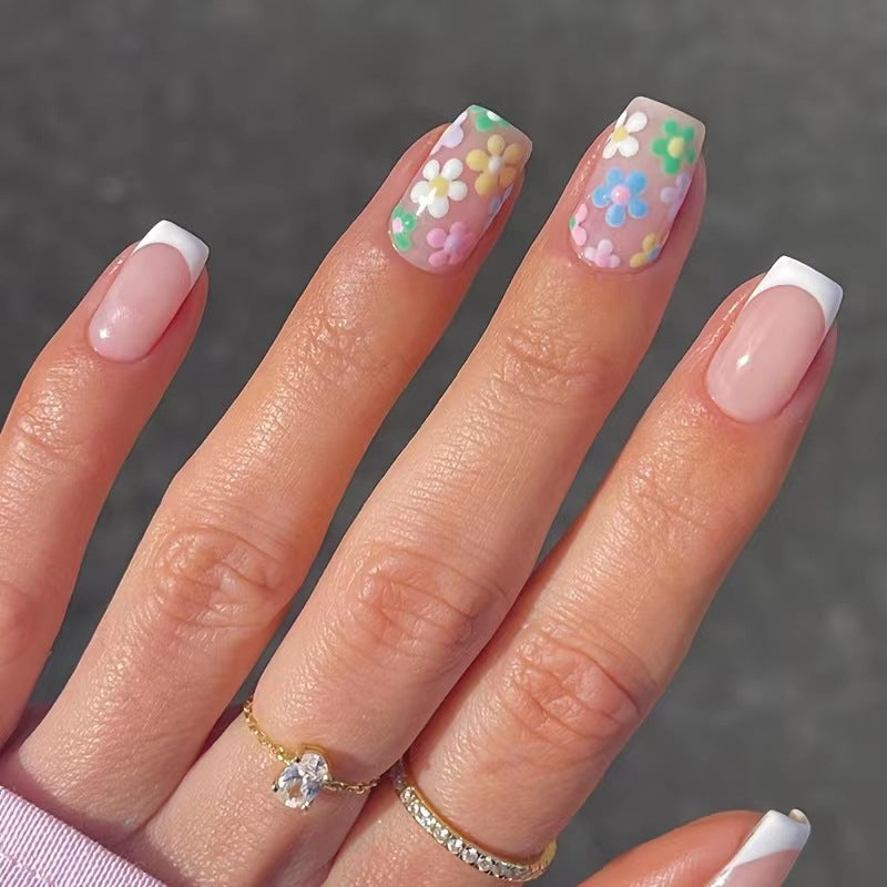 Blumige Französische Tip Press-On Nagelkunst