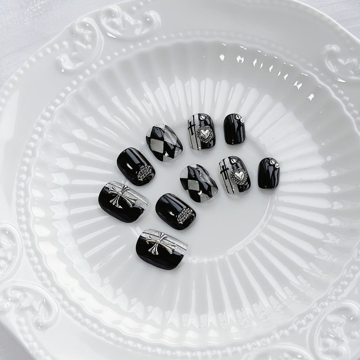 Künstlerisches Press-On-Nail-Set mit Gothic-Motiven