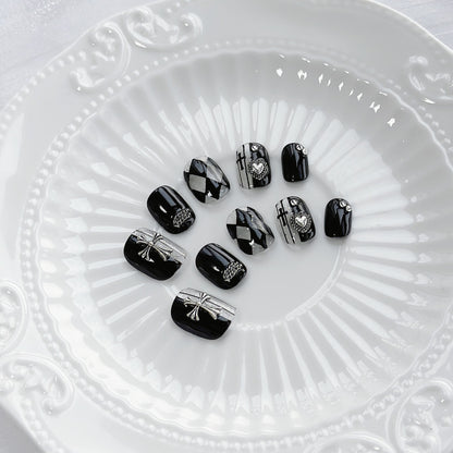 Künstlerisches Press-On-Nail-Set mit Gothic-Motiven
