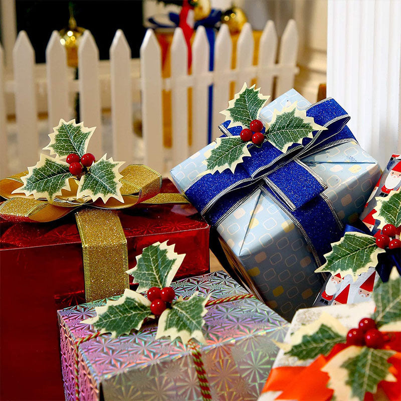 Dekorative Weihnachtsmistelzweige mit goldenen Beeren