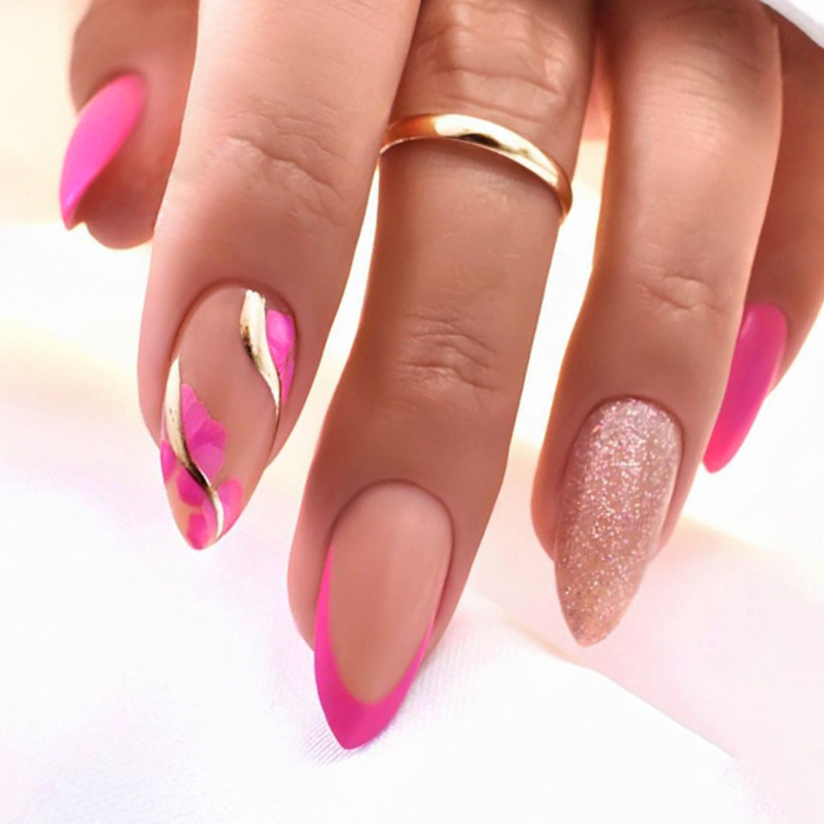 Dekorativer Nagelkunst-Kit mit floralen Akzenten Brehn