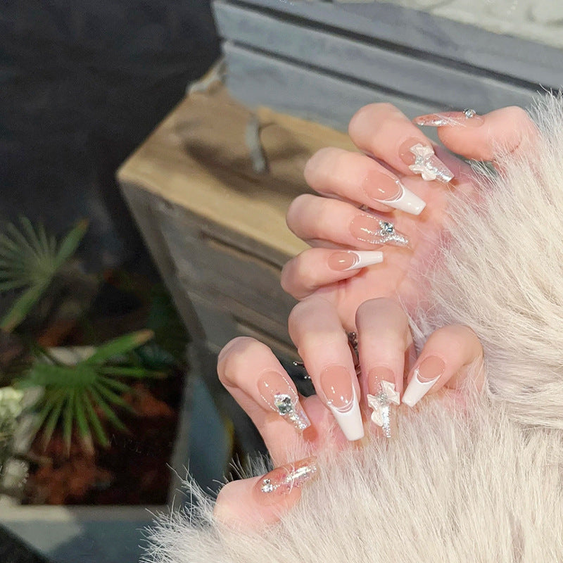 Glamouröse Kunstnägel mit Glitzerdesign Brehn