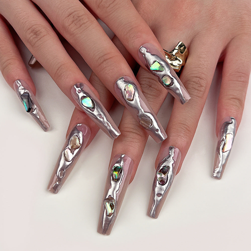 Kunstvolle Stiletto-Nägel mit holografischem Glanz Brehn