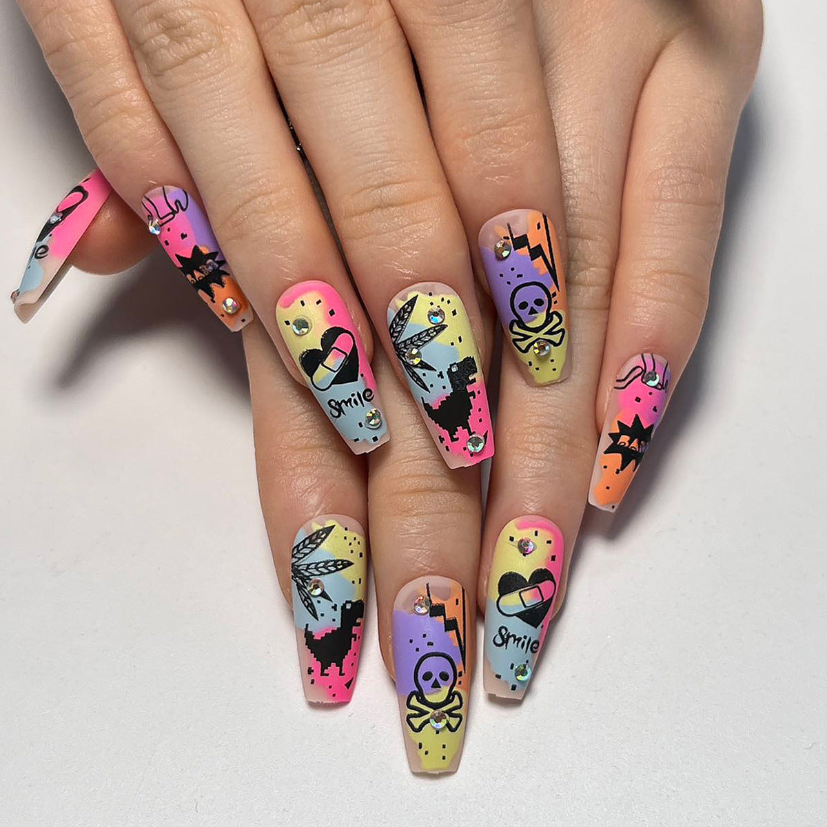 Kunstvolle Nagelkunst mit buntem Motiv und Glitzerverzierung Brehn