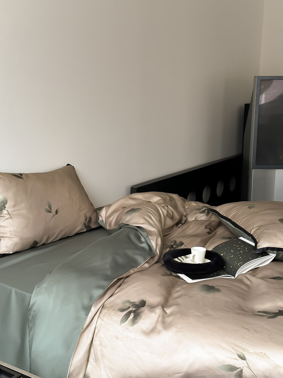 Luxus-Satin-Bettwäsche-Set mit floralem Druck und eleganten Kissenbezügen