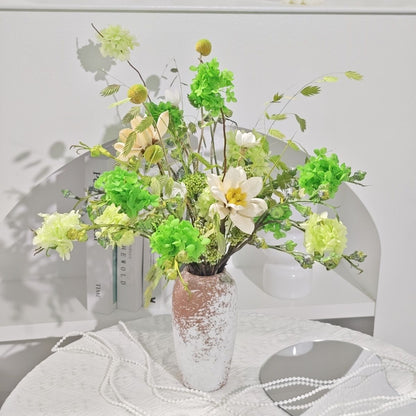 Lebendige Blumenarrangements in dekorativer Keramikvase