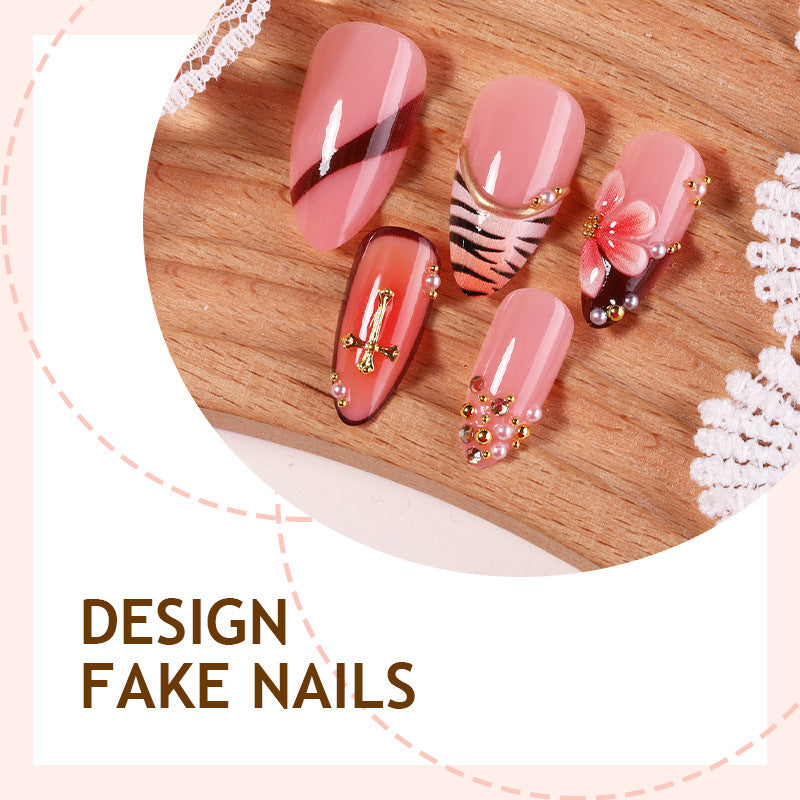 Kreatives Kunstnagelset mit floralen und glamourösen Akzenten Brehn