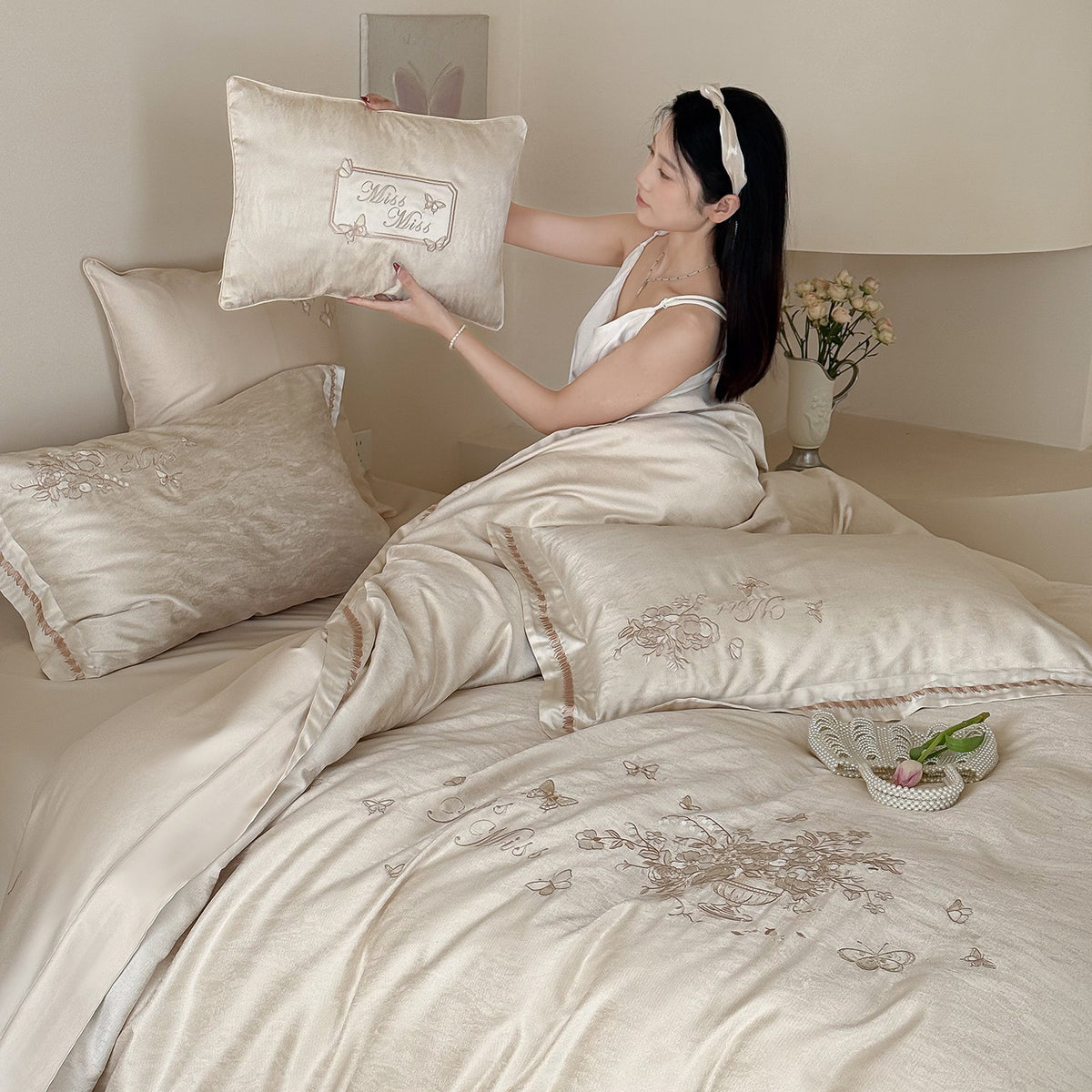 Luxuriöses gesticktes Satin Bettbezug Set mit dekorativen Kissenbezügen