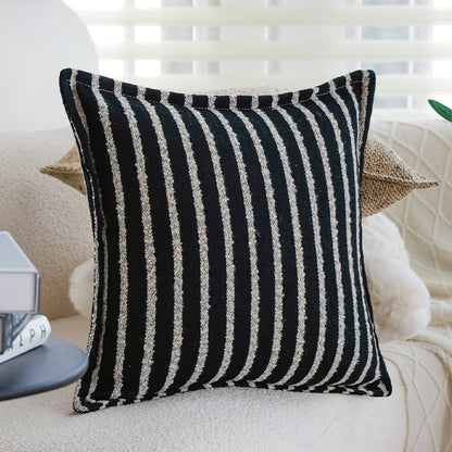 Quadratischer dekorativer Kissenbezug aus grobgewebtem Bouclé mit feiner Kedernaht Brehn