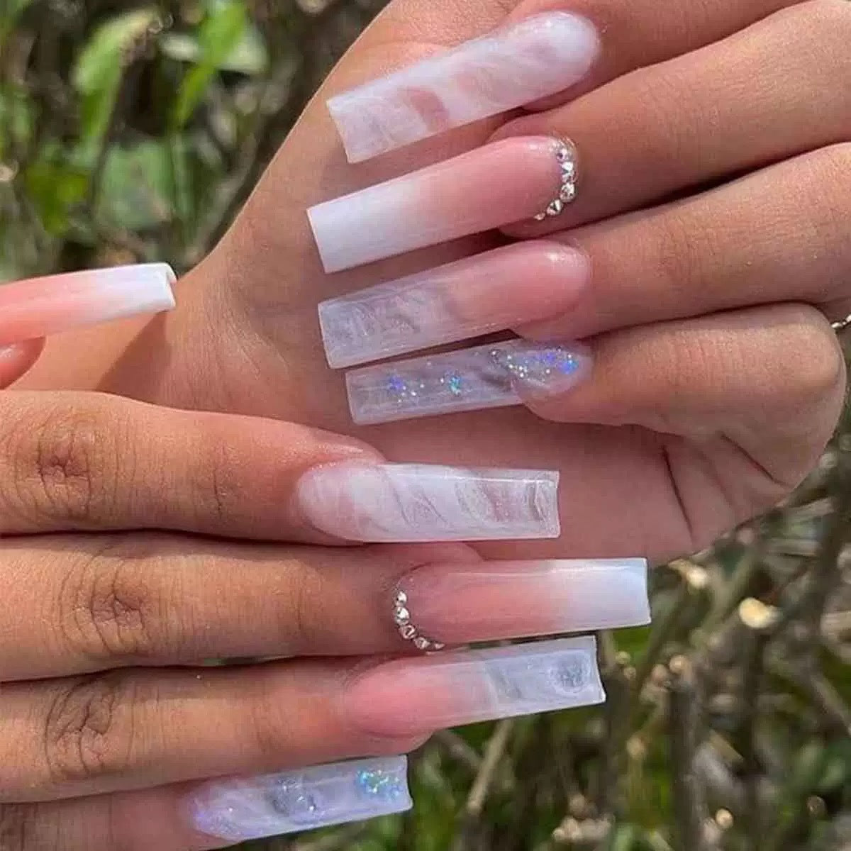 Kunstnagelset mit glamourösen 3D-Akzenten und transparentem Design Brehn