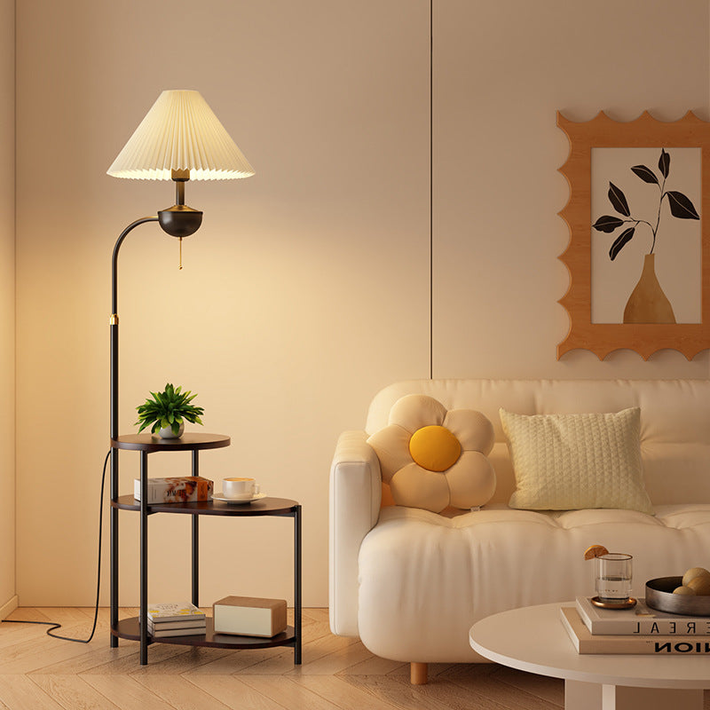 Multifunktionale Stehlampe mit integriertem Beistelltisch